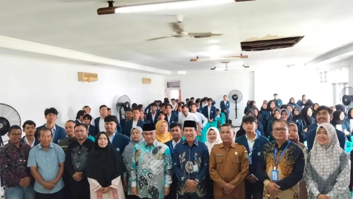 Rektor UGN Padangsidimpuan, Dr.Drs.Burhanuddin., beri pembekalan KKL kepada 134 mahasiswa, di Aula Beringin Kantor Eks, Bupati Tapsel, Jl. Kenanga Kota Padangsidimpuan.