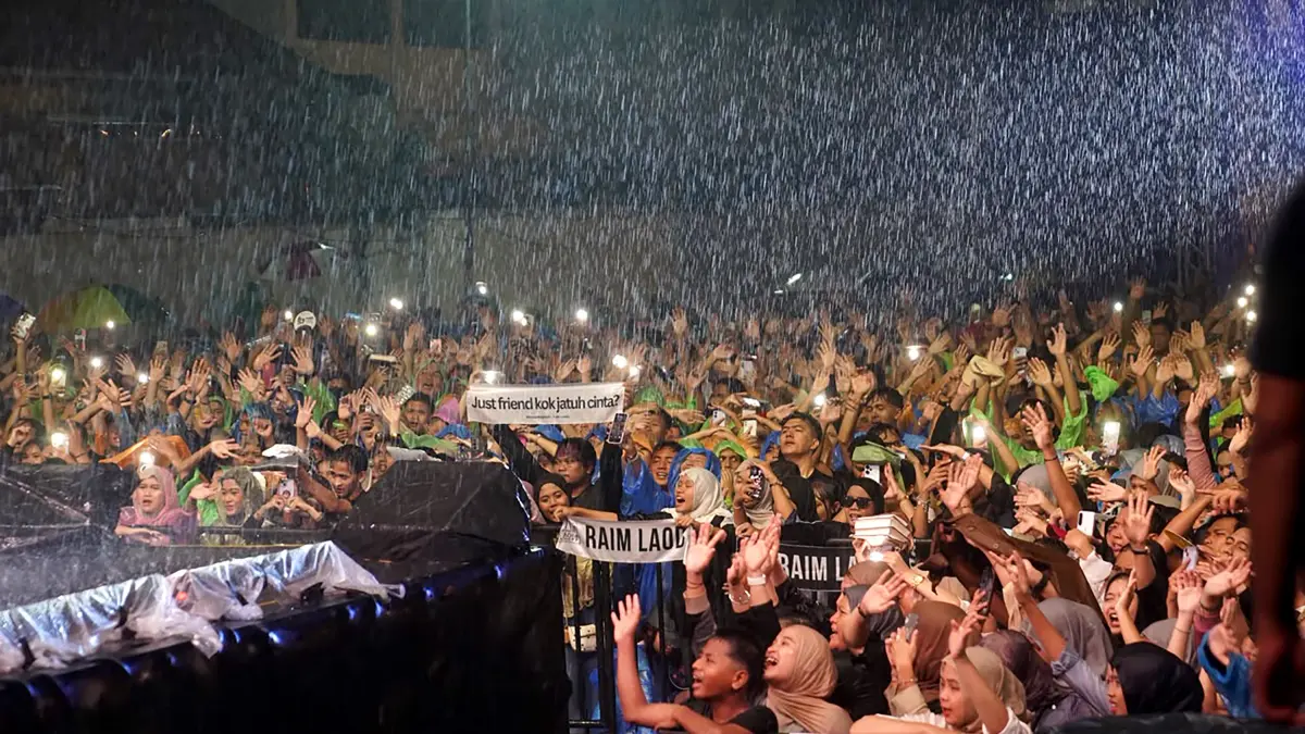  Sekitar 10 ribu pengunjung memadati kawasan Pekan Raya Sumatera Utara (PRSU) 2026 untuk menyaksikan penampilan Raim Laode dan Nufix di Panggung Utama meski hujan mengguyur Kota Medan, Sabtu malam (11/7/2026). (foto: diskominfo sumut)