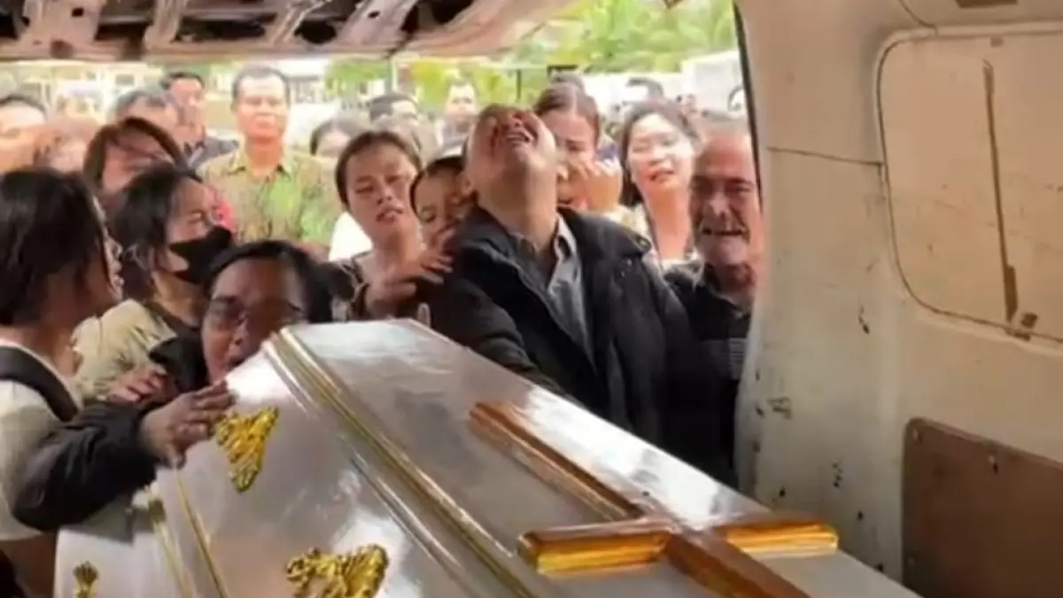 Tangis histeris keluarga pecah, saat peti Jenazah Apriaman Lase tiba di Pelabuhan Angin Gunungsitoli.