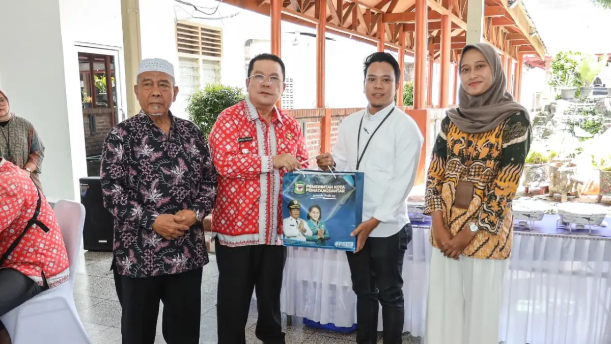  Tim peneliti SETARA Institute beraudiensi dengan Wali Kota Pematangsiantar Wesly Silalahi dan tokoh agama saat melakukan penelitian terkait implementasi Indeks Kota Toleran (IKT) di Kota Pematangsiantar. 