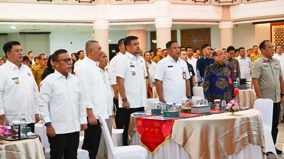 Gubernur Sumatera Utara Muhammad Bobby Afif Nasution didampingi Wakil Gubernur Surya menghadiri Rapat Koordinasi Monitoring dan Asistensi Penggunaan Tambahan Dana Transfer ke Daerah (TKD) 2026 di Aula Raja Inal Siregar, Kantor Gubernur Sumut, Medan, Selasa (14/7/2026). Bobby berharap alokasi TKD Sumut pada 2027 tetap dipertahankan sebesar tahun 2026 guna mempercepat rehabilitasi pascabencana.