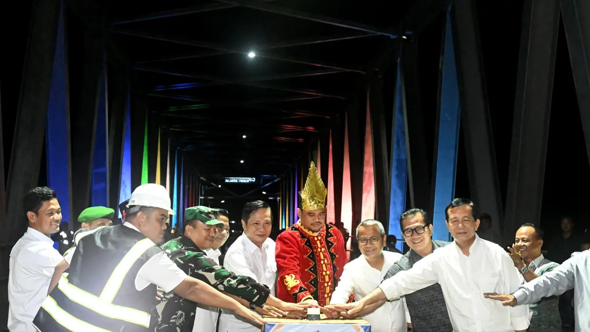 Gubernur Sumatera Utara Muhammad Bobby Afif Nasution. Bobby mulai berkantor di Kepulauan Nias untuk meninjau sektor pendidikan, infrastruktur, dan kesehatan, sekaligus berdialog langsung dengan masyarakat guna mempercepat pembangunan di wilayah kepulauan tersebut.