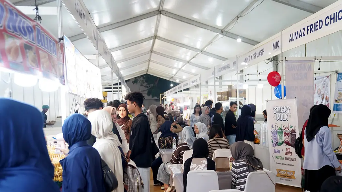 Ribuan pengunjung memadati Pekan Raya Sumatera Utara (PRSU) ke-50 di Medan untuk menyaksikan penampilan Raim Laode dan NufiX di panggung utama. PRSU 2026 menghadirkan pameran pembangunan, bazar UMKM, hiburan, serta berbagai wahana edukatif yang menarik minat masyarakat.