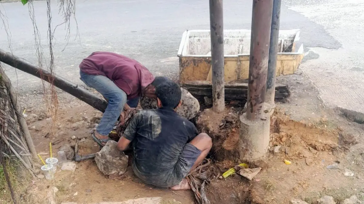 Aktivitas penggalian kabel yang diduga milik PT Telkom di sepanjang ruas jalan Sibolga–Tapanuli Tengah menjadi sorotan warga