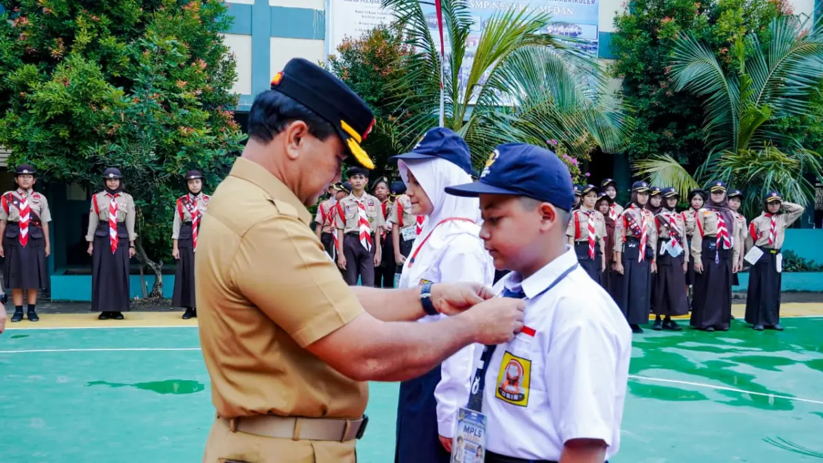 Asisten Pemerintahan dan Kesejahteraan Rakyat Setda Kota Medan Muhammad Sofyan mewakili Wali Kota Medan Rico Tri Putra Bayu Waas membuka Masa Pengenalan Lingkungan Sekolah (MPLS) Ramah di UPT SMP Negeri 3 Medan. 