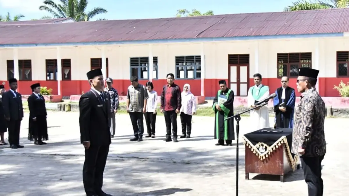 Bupati Tapanuli Tengah Masinton Pasaribu melantik dan mengambil sumpah jabatan 71 kepala sekolah di SMP Negeri 1 Sorkam Barat, Jumat (10/7/2026).
