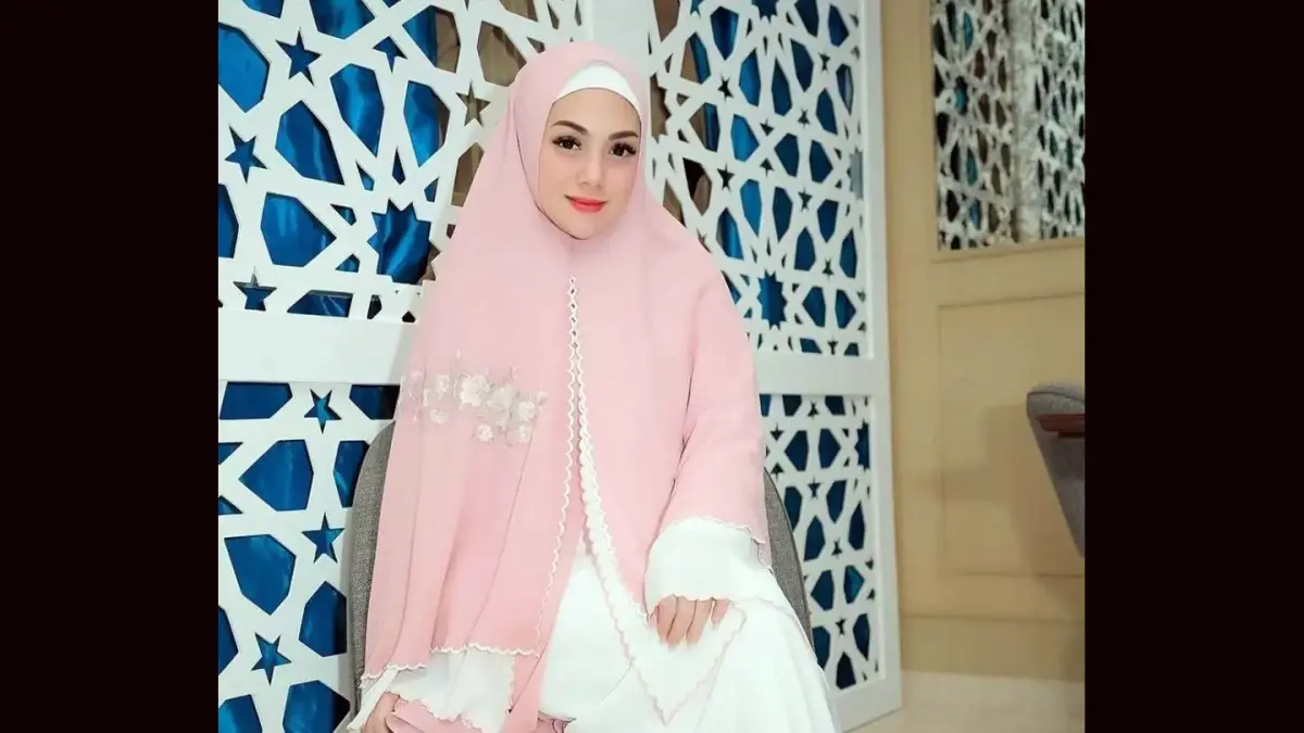 Celine Evangelista membantah tudingan menerima rumah mewah senilai Rp200 miliar dari Jaksa Agung. Ia menegaskan seluruh asetnya berasal dari hasil kerja di industri hiburan. 