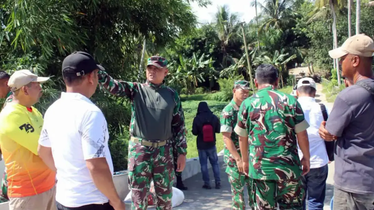 Dandim 0207/Simalungun Letkol Inf Agus Muchtadi Rangkuti didampingi jajaran Kodim saat meninjau progres pembangunan Jembatan Garuda Perintis di Nagori Dolok Ilir I, Kecamatan Dolok Batu Nanggar, Kabupaten Simalungun.