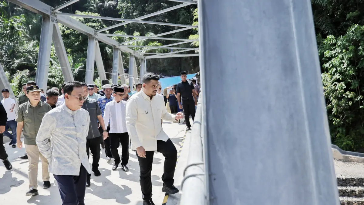 Gubernur Sumatera Utara Muhammad Bobby Nasution meresmikan Jembatan Aek Sipange di Kecamatan Aek Bilah, Kabupaten Tapanuli Selatan. Pemprov Sumut saat ini mempercepat pembangunan jalan dan jembatan melalui puluhan proyek infrastruktur yang tersebar di berbagai kabupaten/kota.