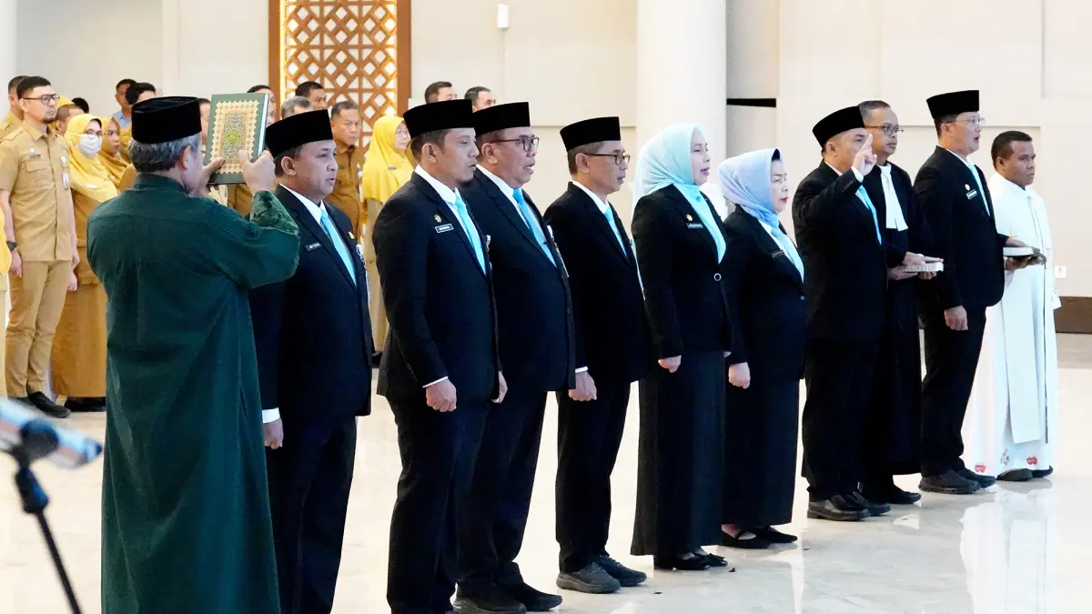 Gubernur Sumatera Utara Muhammad Bobby Afif Nasution melantik delapan pejabat pimpinan tinggi pratama (eselon II) di Aula Raja Inal Siregar, Kantor Gubernur Sumut, Medan. 