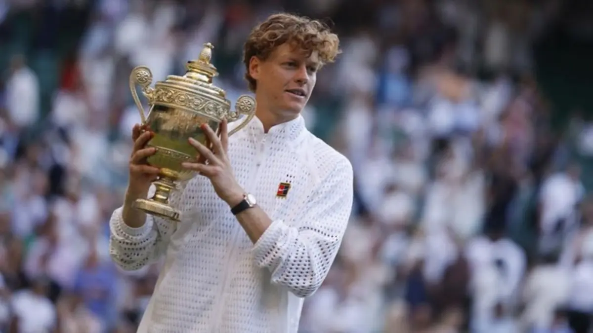 Jannik Sinner mengangkat trofi Wimbledon 2026 setelah mengalahkan Alexander Zverev dalam final empat set di All England Club, London. Foto Wimbledon