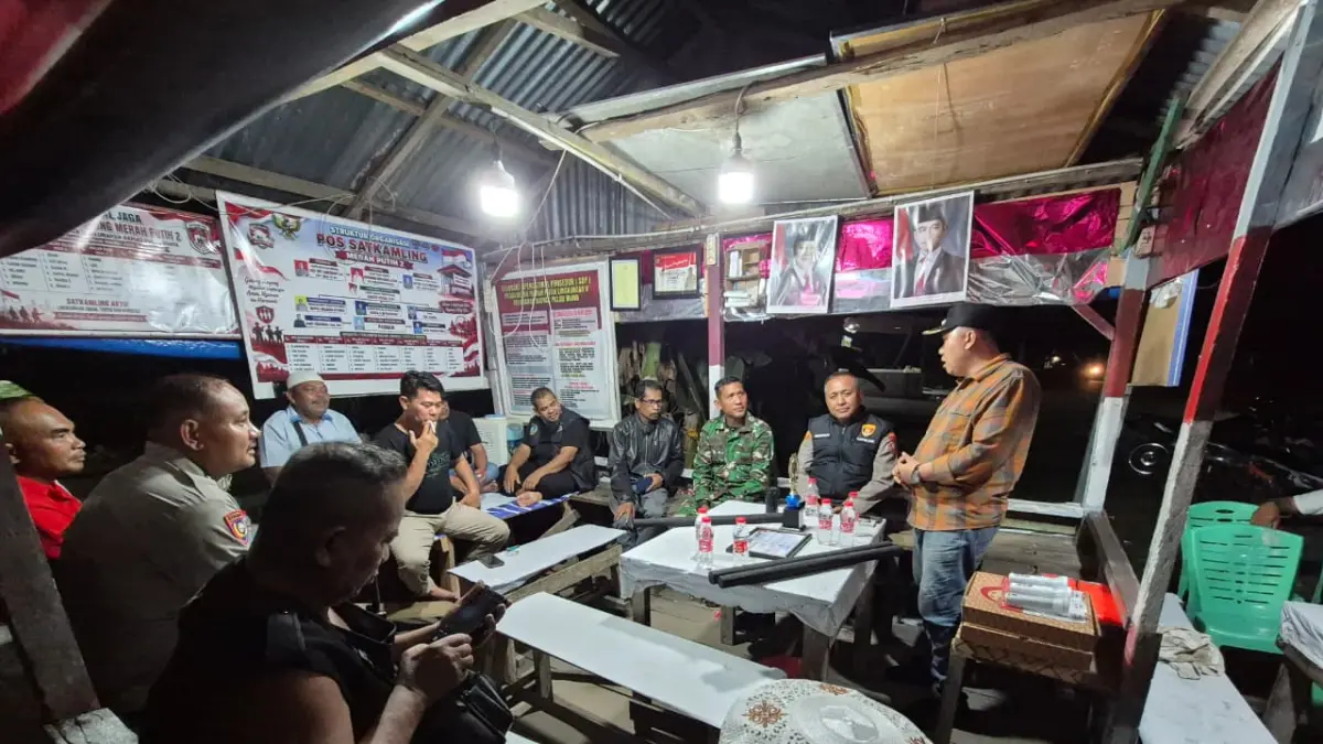 Kapolsek Teluk Nibung AKP S.R.T. Siburian menyerahkan piala dan piagam Juara II Kampung Bebas Narkoba kepada perwakilan Kelurahan Kapias Pulau Buaya di Pos Satkamling Merah Putih.