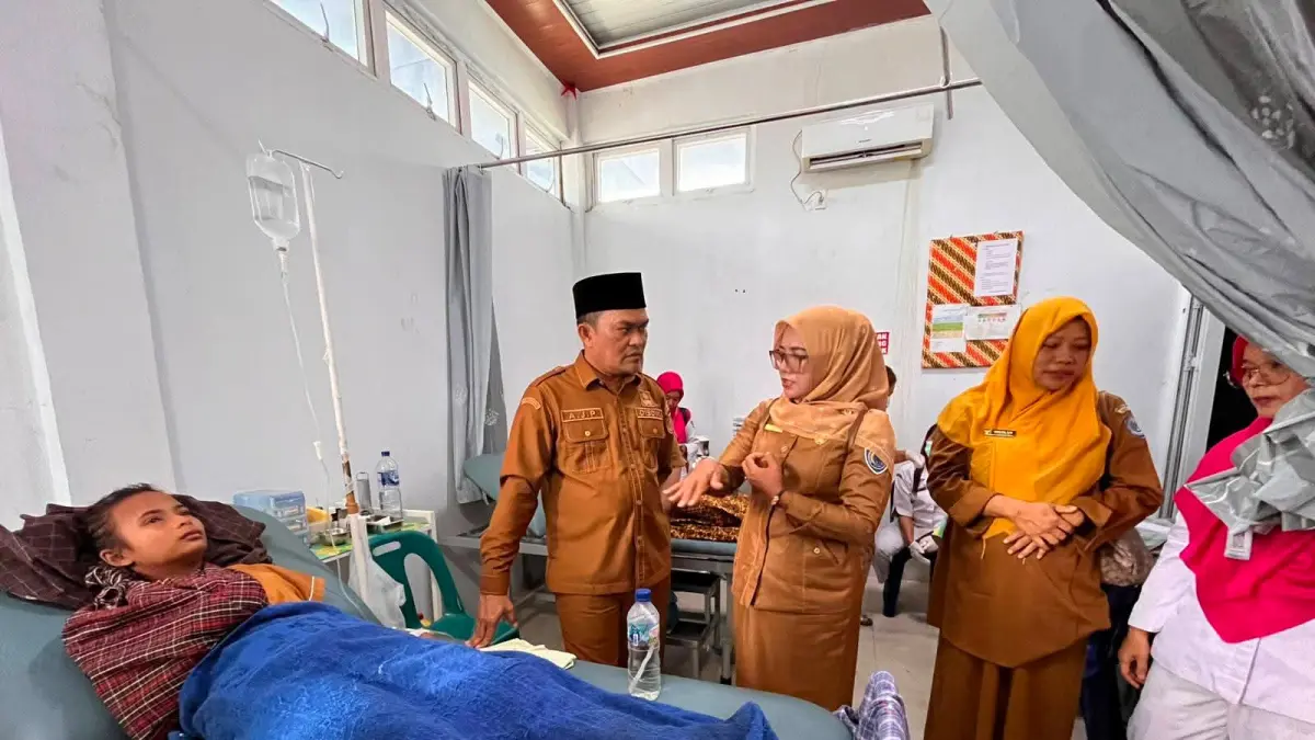 Kepala Dinas Pendidikan Labuhanbatu Abdi Jaya Pohan SH, saat menjenguk siswi yang menjadi korban di Puskesmas Bilah Hilir.
