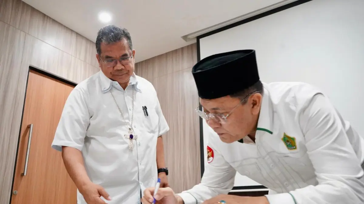 Kepala Kanwil Kementerian Agama Provinsi Sumatera Utara dan Uskup Agung Medan menandatangani Nota Kesepahaman tentang sinergi optimalisasi kapasitas Penyuluh Agama Katolik.