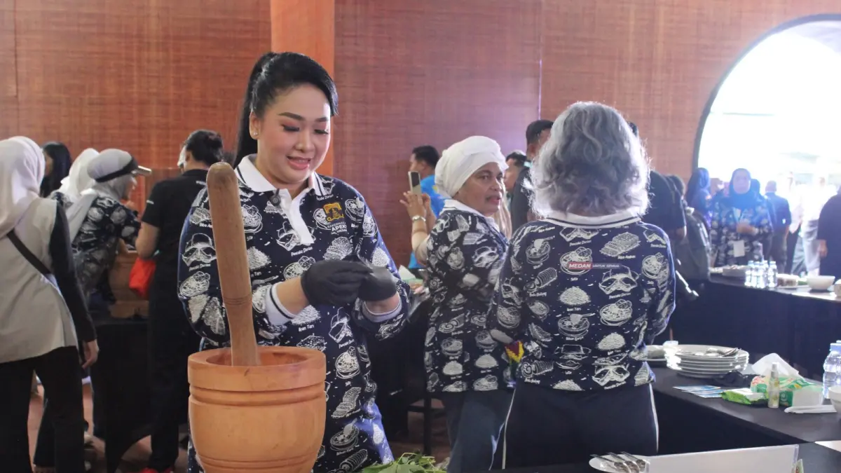 Ketua TP PKK Kota Medan Airin Rico Waas bersama Ketua TP PKK dari berbagai kota di Indonesia memasak daun ubi tumbuk dalam Ladies Program Rakernas XVIII APEKSI 2026 di Taman Cadika, Medan. 