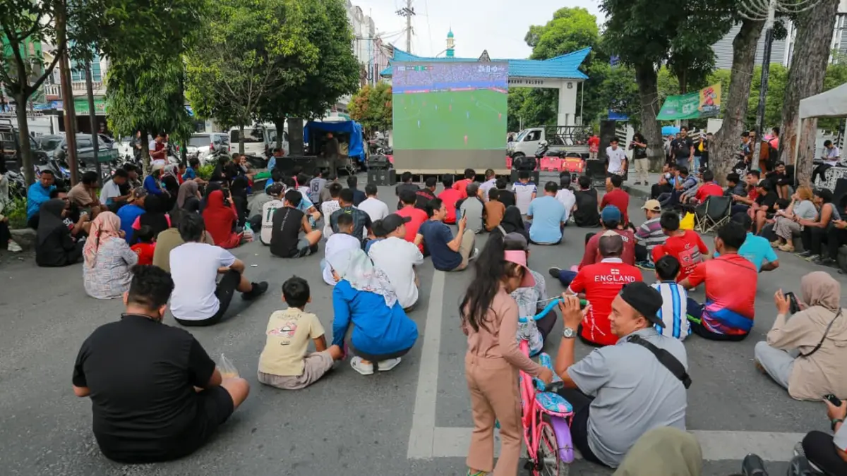 Masyarakat menyaksikan siaran langsung pertandingan Piala Dunia 2026 dalam kegiatan Siantar Car Free Day di Lapangan Adam Malik, Kota Pematangsiantar.