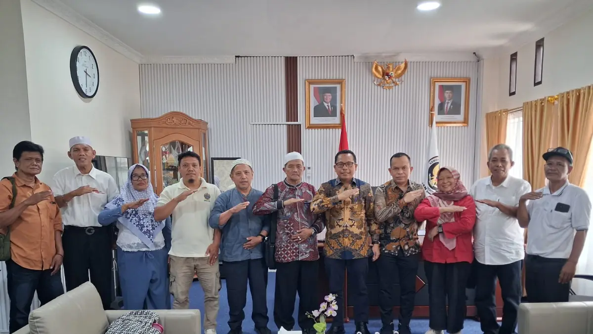 Pengurus forum wartawan bersama Kepala Kanwil Kemenhaj Sumut Zulkifli Sitorus.