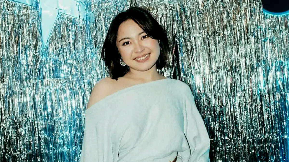 Penyanyi Bernadya mengungkapkan telah memiliki dua rumah di usia 22 tahun. Meski begitu, ia masih memilih tinggal di kos karena merasa lebih nyaman. Foto: Instagram/@bernadya
