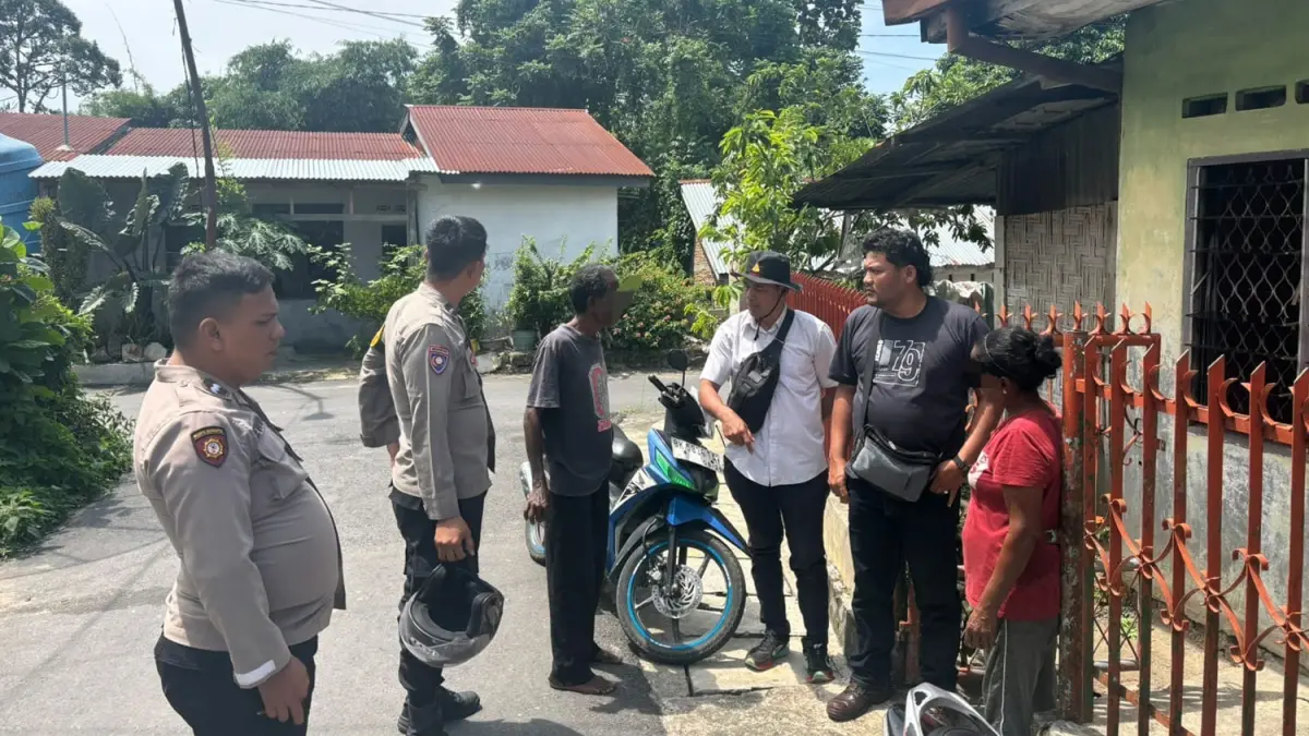 Personel Polsek Siantar Selatan berkoordinasi dengan keluarga, perangkat lingkungan, dan warga saat menindaklanjuti laporan seorang ODGJ yang meresahkan di Jalan Bukit Siguntang, Kota Pematangsiantar. 
