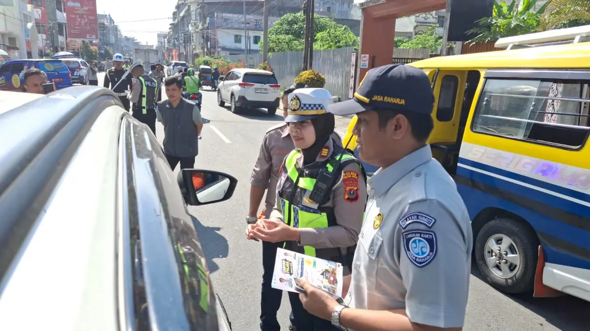 Petugas gabungan memeriksa dokumen kendaraan saat menggelar razia Kepatuhan Pajak Kendaraan Bermotor (PKB) di Jalan Merdeka, Kota Pematangsiantar. 