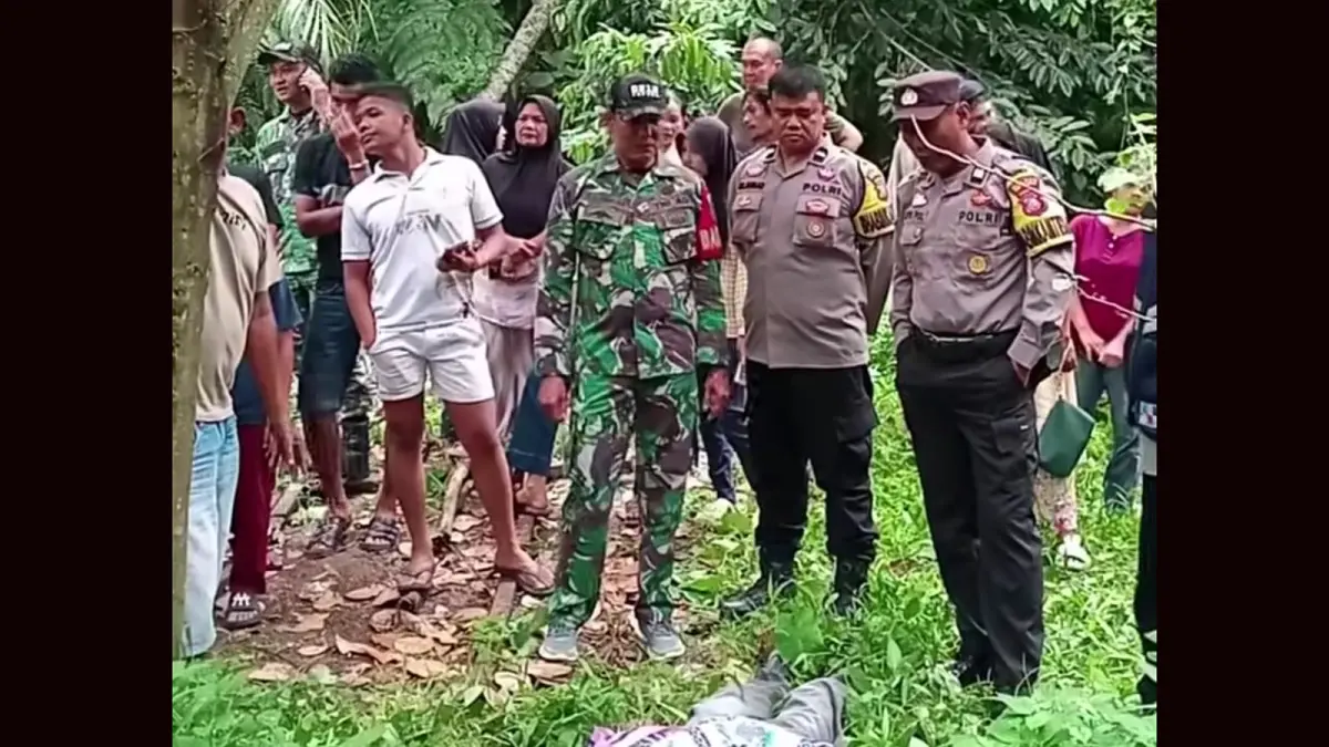 Petugas Polres Padangsidimpuan melakukan olah TKP dan mengevakuasi jasad pria yang ditemukan tergantung di belakang rumah kontrakan di Kelurahan Aek Tampang, Kecamatan Padangsidimpuan Selatan, Minggu (12/7/2026).