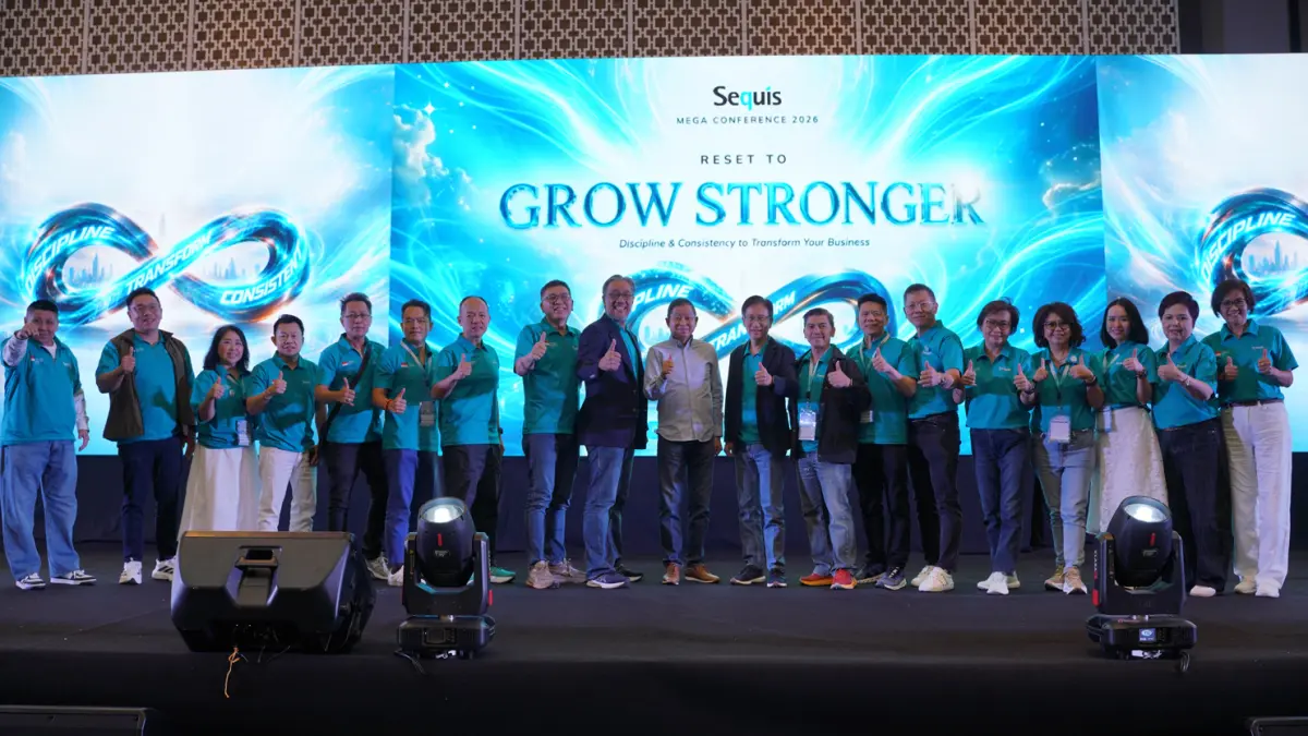 President Director & CEO Sequis Life Ted Margono foto bersama Menteri Energi dan Sumber Daya Mineral (2016–2019), Ignasius Jonan dan tenaga pemasar Sequis Life