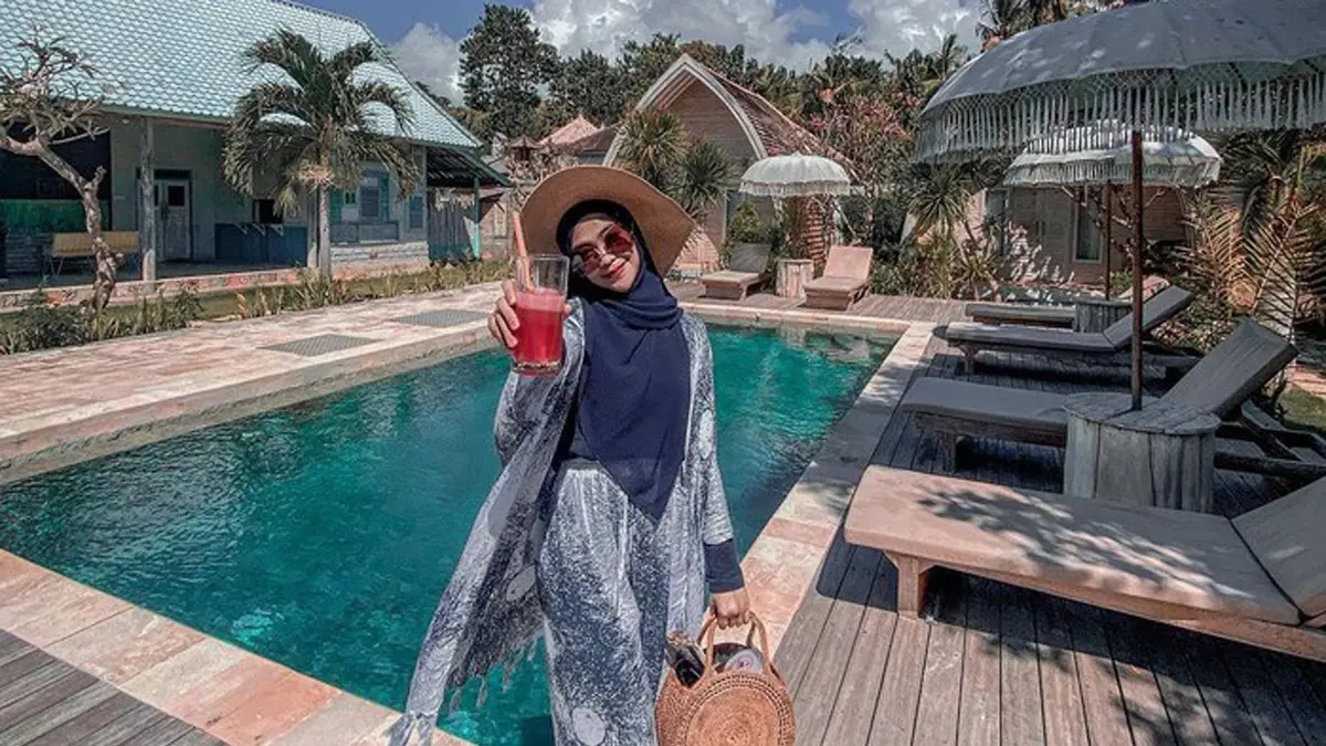 Ria Ricis memperlihatkan rumah barunya yang dilengkapi kolam renang sedalam 5 meter dengan wahana lompat dari lantai dua. Foto: Instagram/@riaricis1795