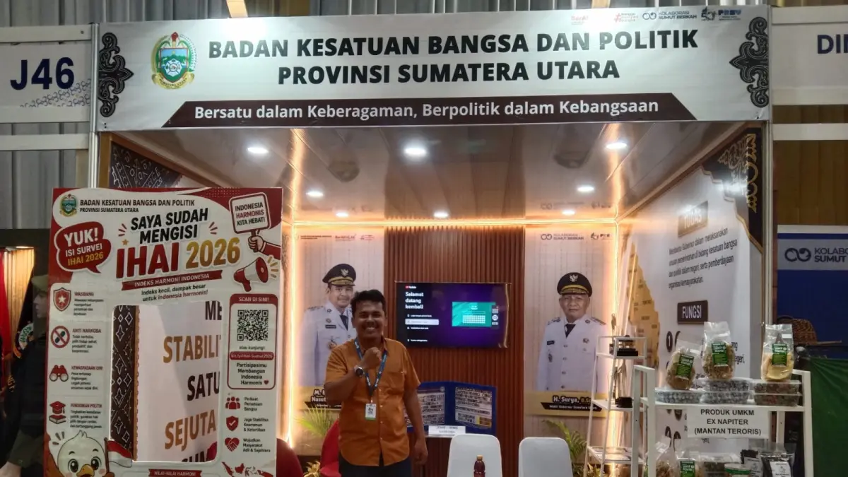 Stan Badan Kesbangpol Provinsi Sumatera Utara di PRSU ke-50 menghadirkan edukasi bahaya narkoba, informasi seleksi Paskibraka, serta produk UMKM binaan.