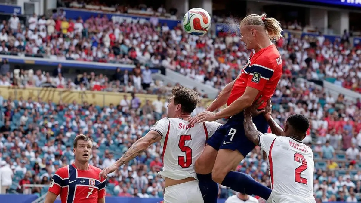 Striker Norwegia Erling Haaland kesulitan menembus pertahanan Inggris saat laga perempatfinal Piala Dunia 2026. Foto: FIFA