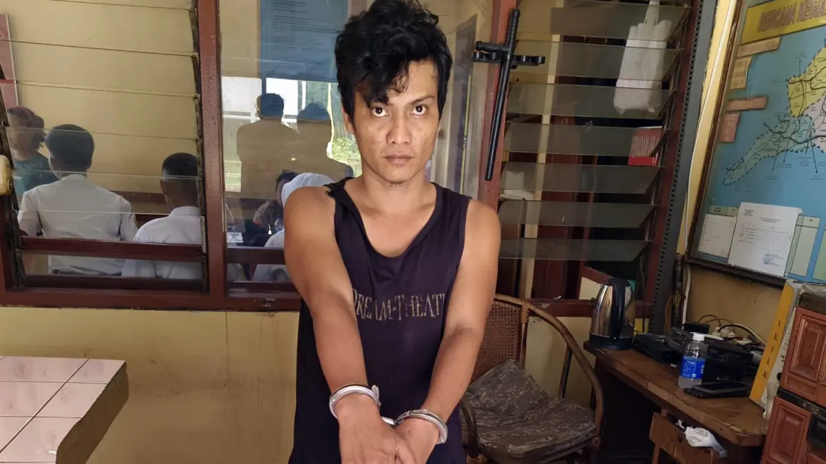 Tersangka Leo Panda Tampubolon alias Leo diamankan personel Polsek Gunung Malela usai diduga mengedarkan sabu di kawasan Lokalisasi Bukit Maraja, Kabupaten Simalungun. 