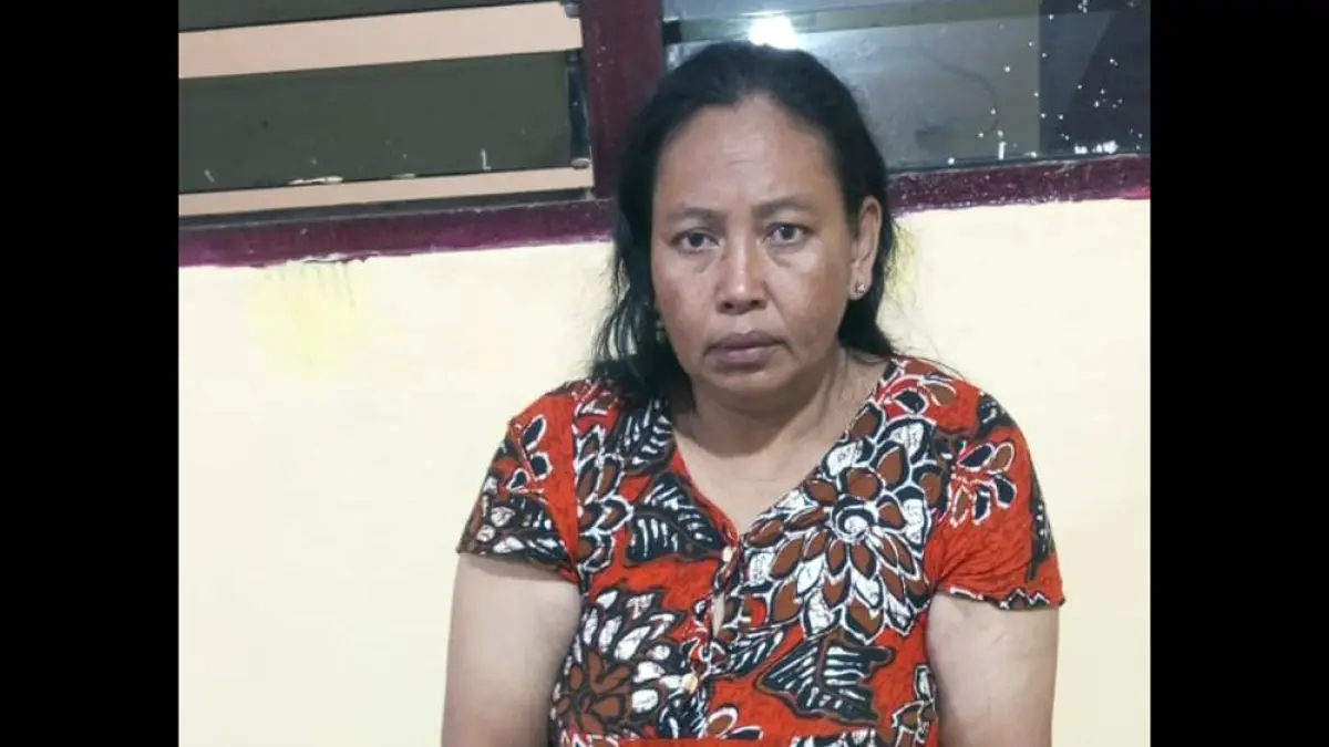 Tersangka Murniatik Sinurat diamankan personel Polsek Bosar Maligas usai diduga mengedarkan sabu di Nagori Sei Torop, Kabupaten Simalungun.