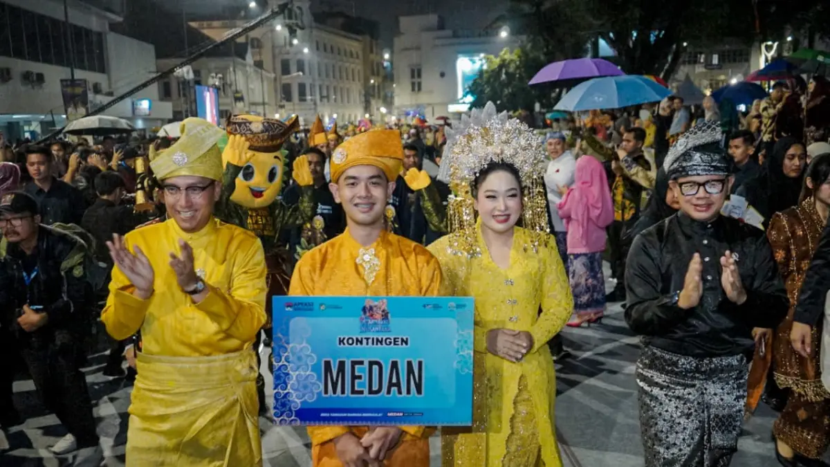 Wali Kota Medan Rico Tri Putra Bayu Waas bersama para wali kota dan delegasi mengikuti Karnaval Budaya Nusantara dalam rangka Rakernas XVIII APEKSI di Jalan Pulau Pinang, Medan.