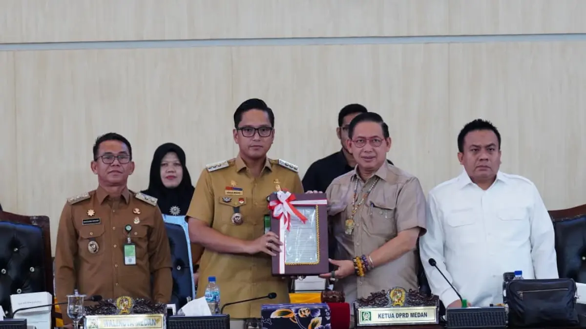 Wali Kota Medan Rico Tri Putra Bayu Waas menandatangani persetujuan bersama Ranperda Pertanggungjawaban Pelaksanaan APBD Kota Medan Tahun Anggaran 2025 dalam Rapat Paripurna DPRD Kota Medan. 
