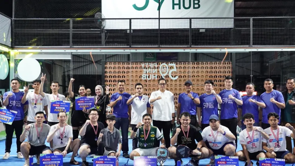 Wali Kota Medan Rico Tri Putra Bayu Waas menyerahkan hadiah kepada para pemenang Turnamen Padel Padel Untuk Semua di 59 Padel Hub, Medan. Turnamen yang diikuti 270 peserta 
