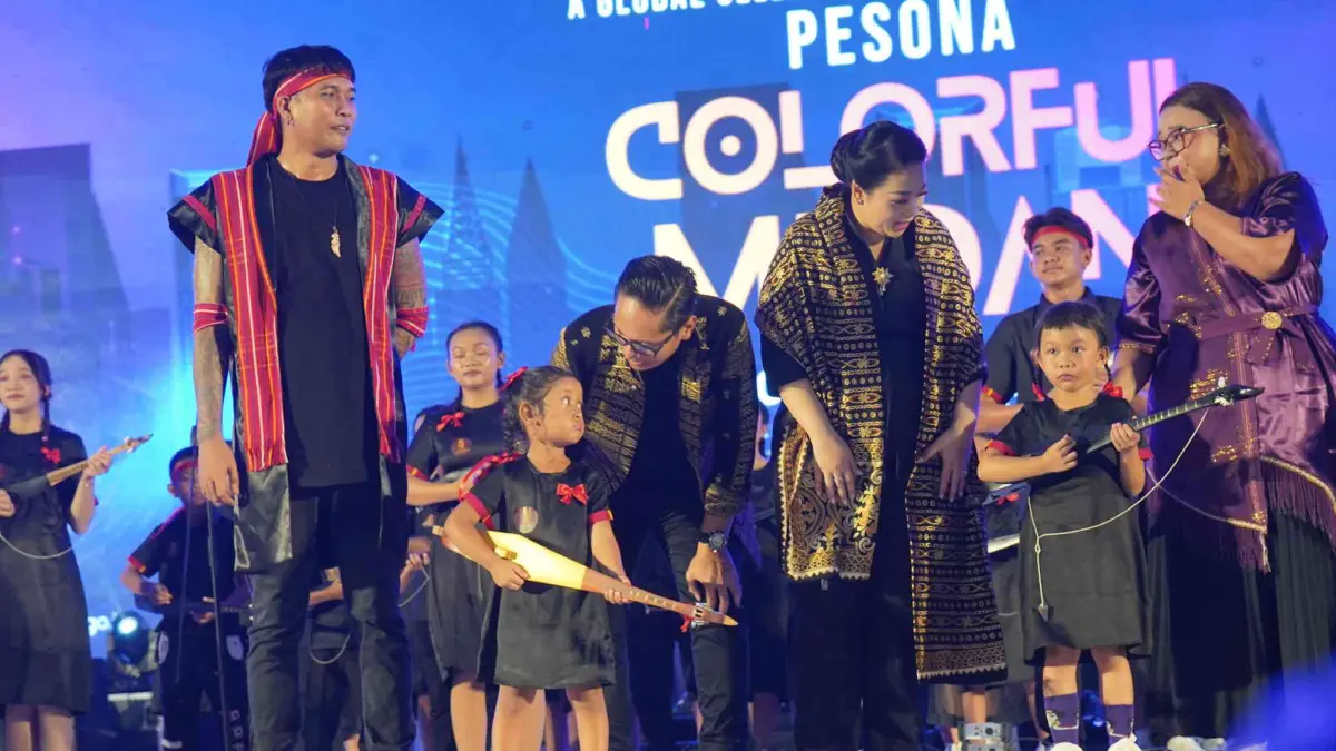 Wali Kota Medan Rico Tri Putra Bayu Waas saat pagelaran 100 pemain kulcapi pada acara Pesona Colorful Medan di Lapangan Merdeka. 