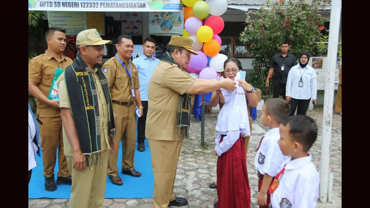 Wali Kota Pematangsiantar Wesly Silalahi menyematkan tanda peserta didik baru saat membuka Masa Pengenalan Lingkungan Sekolah (MPLS) di UPTD SD Negeri 122332 Jalan Sudirman. 