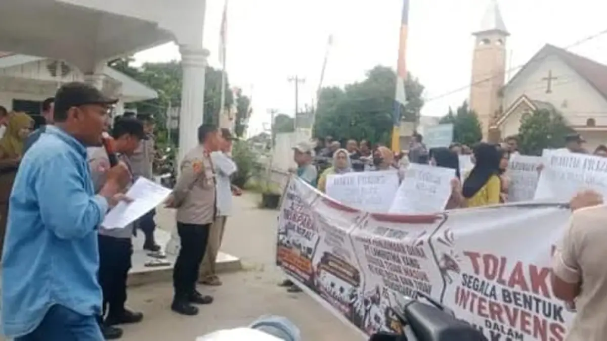 Aliansi Rakyat Mengawasi &nbsp;menggelar aksi unjuk rasa di depan kantor Kepala Desa Pulau Rakyat Tua, Kecamatan Pulau Rakyat.