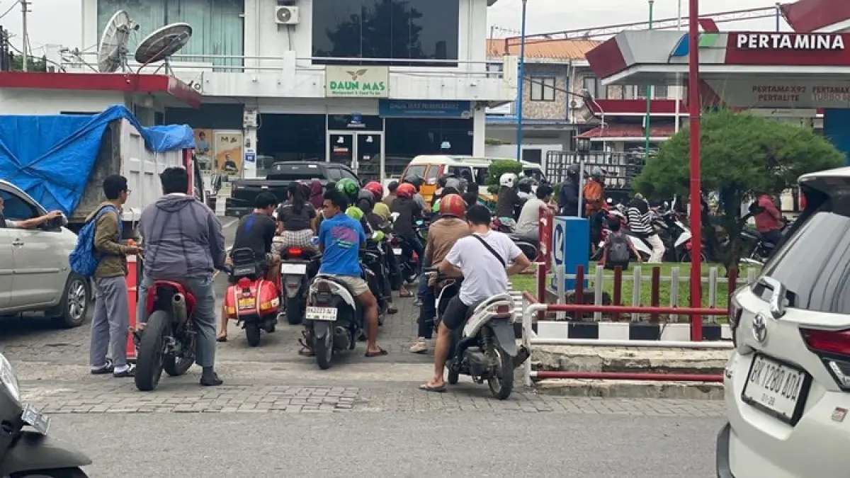 Antrean kendaraan mengular di salah satu SPBU di Sumatera Utara akibat terbatasnya pasokan Pertalite dalam beberapa hari terakhir.