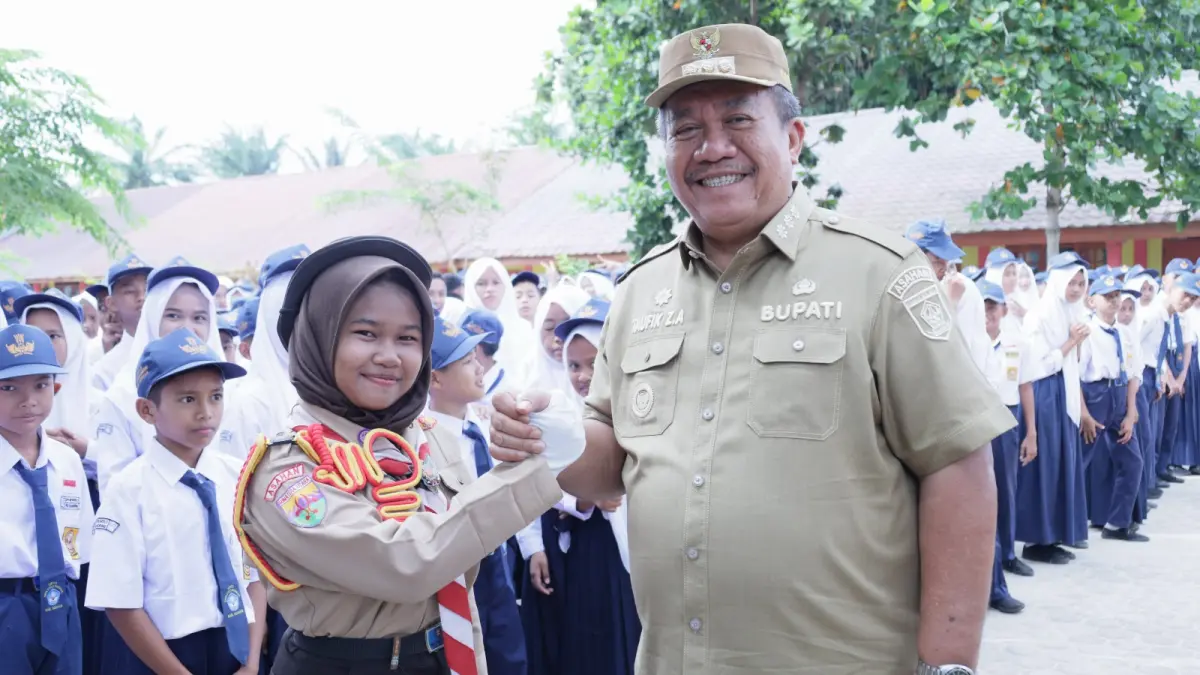 Bupati Asahan Taufik Zainal Abidin berfoto bersama siswa UPTD SMP Negeri 2 Pulau Bandring usai memimpin upacara hari pertama masuk sekolah Tahun Ajaran 2026/2027.