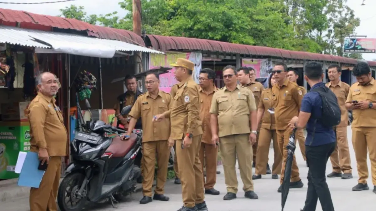 Bupati Tapanuli Utara JTP Hutabarat meninjau lokasi pembangunan tanggul di Jalan Diponegoro, Tarutung, sebagai bagian dari percepatan penataan kawasan.