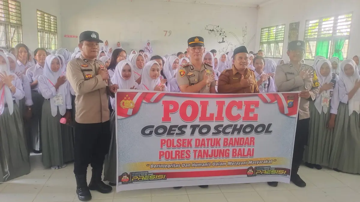 Kapolsek Datuk Bandar Iptu H Lion Hutasoit memberikan edukasi kepada siswa baru SMKN 6 Kota Tanjungbalai melalui program Police Go to School