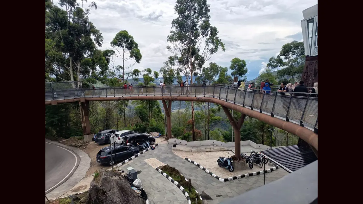 Ketua Pengelola Water Front City (WFC) Pangururan, Rudi SM Siahaan, memaparkan capaian kunjungan wisatawan selama musim libur sekolah 2026. (fb Sihar Nainggolan)