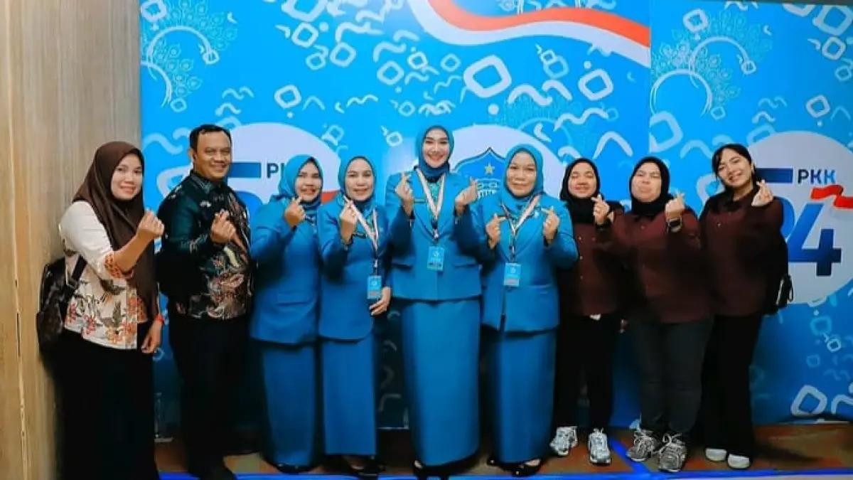 Ketua TP-PKK Kabupaten Labuhanbatu Utara Ny. dr. Hj. Rama Dhona Hendriyanto Sitorus bersama Wakil Ketua Ny. dr. Hj. Zuhriani Samsul Tanjung menghadiri puncak Hari Kesatuan Gerak (HKG) PKK ke-54 di Hotel Claro, Makassar, Sulawesi Selatan.