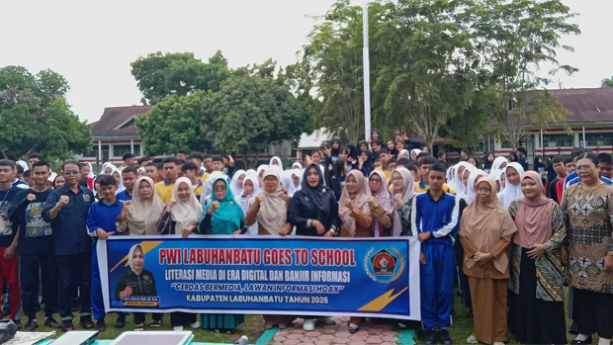 Pengurus PWI Labuhanbatu bersama berfoto bersama dengan kepala SMA Negeri 3 dan ratusan murid seusai acara.