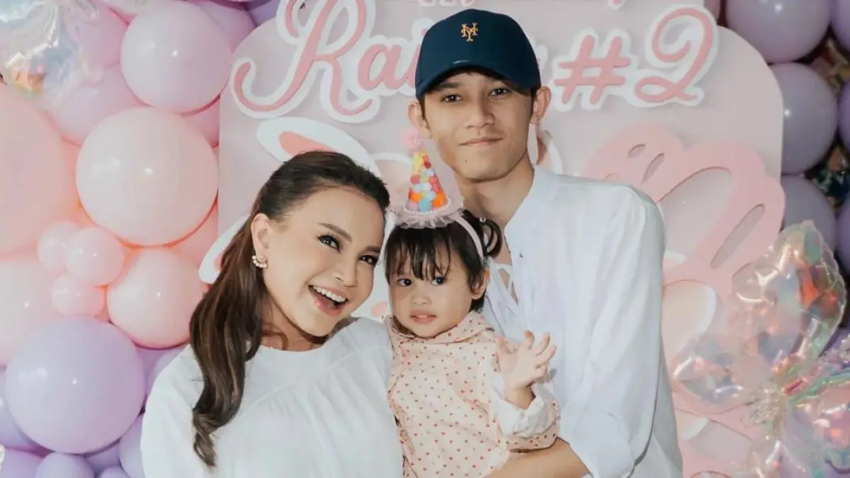 Rossa memperkenalkan akun Instagram khusus putrinya, Raina Mikayla, yang akan dijadikan album digital berisi dokumentasi perjalanan tumbuh kembang sang buah hati.