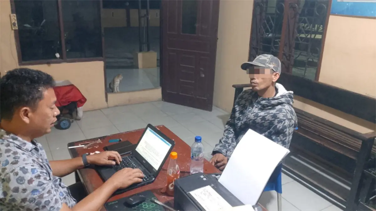 Tersangka saat diamankan polisi.