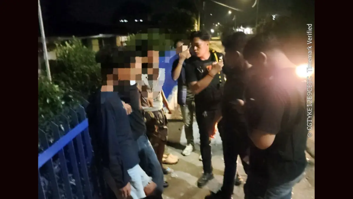 Tiga remaja diamankan Timsus Dayok Mirah Polres Pematangsiantar setelah diduga menghirup lem di depan SMPN 6, beserta barang bukti lem dan plastik.