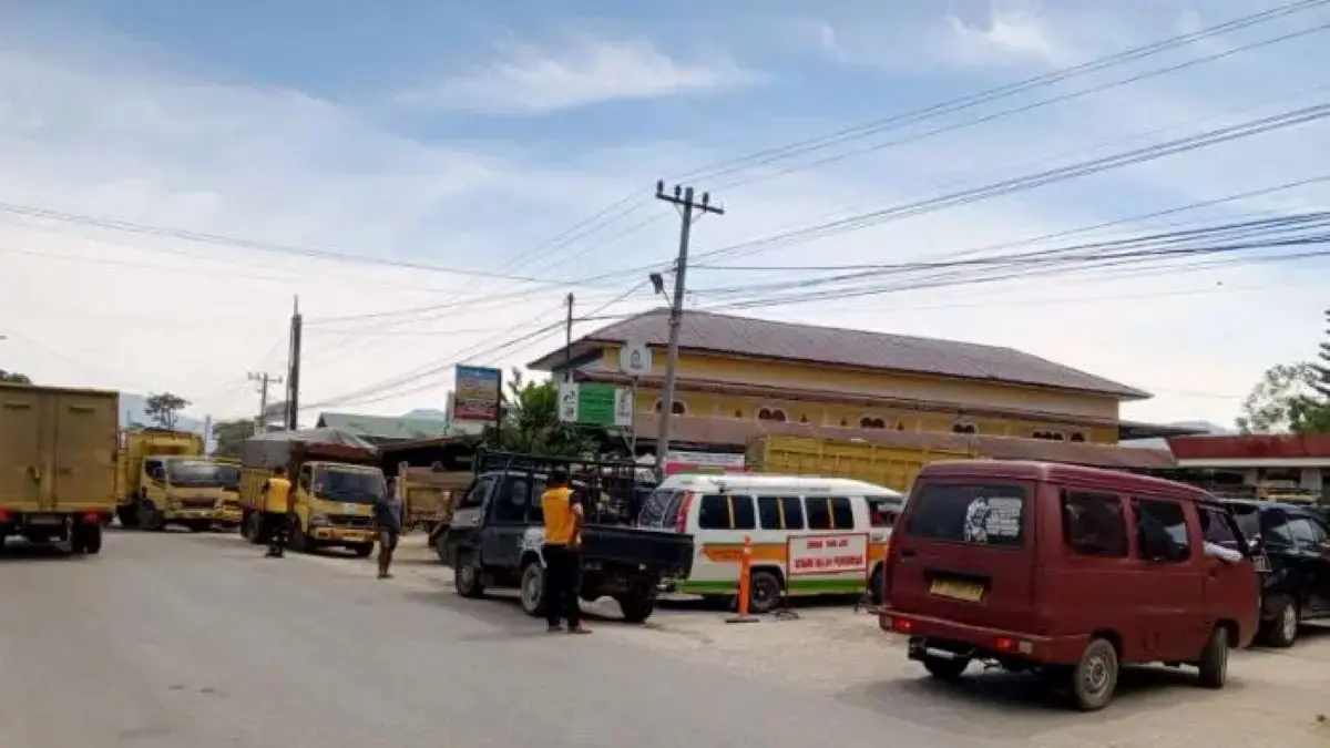 Antrean mengisi Solar di SPBU Kabupaten Toba, Selasa (14/7/2026).