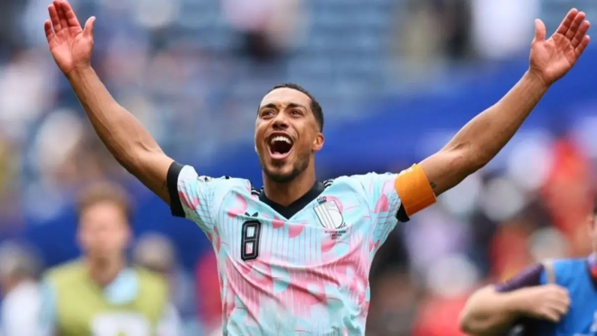 Gelandang Timnas Belgia, Youri Tielemans, resmi diperkenalkan sebagai pemain baru Manchester United usai direkrut dari Aston Villa dengan nilai transfer sekitar Rp872 miliar dan dikontrak hingga 2031.