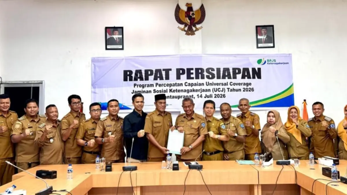 Kepala BPJS Ketenagakerjaan Labuhanbatu Edwin Saputra bersama pihak Pemerintah Kabupaten Labuhanbatu berfoto bersama seusai acara rapat persiapan program percepatan UCJ tahun 2026 di Rantauprapat.